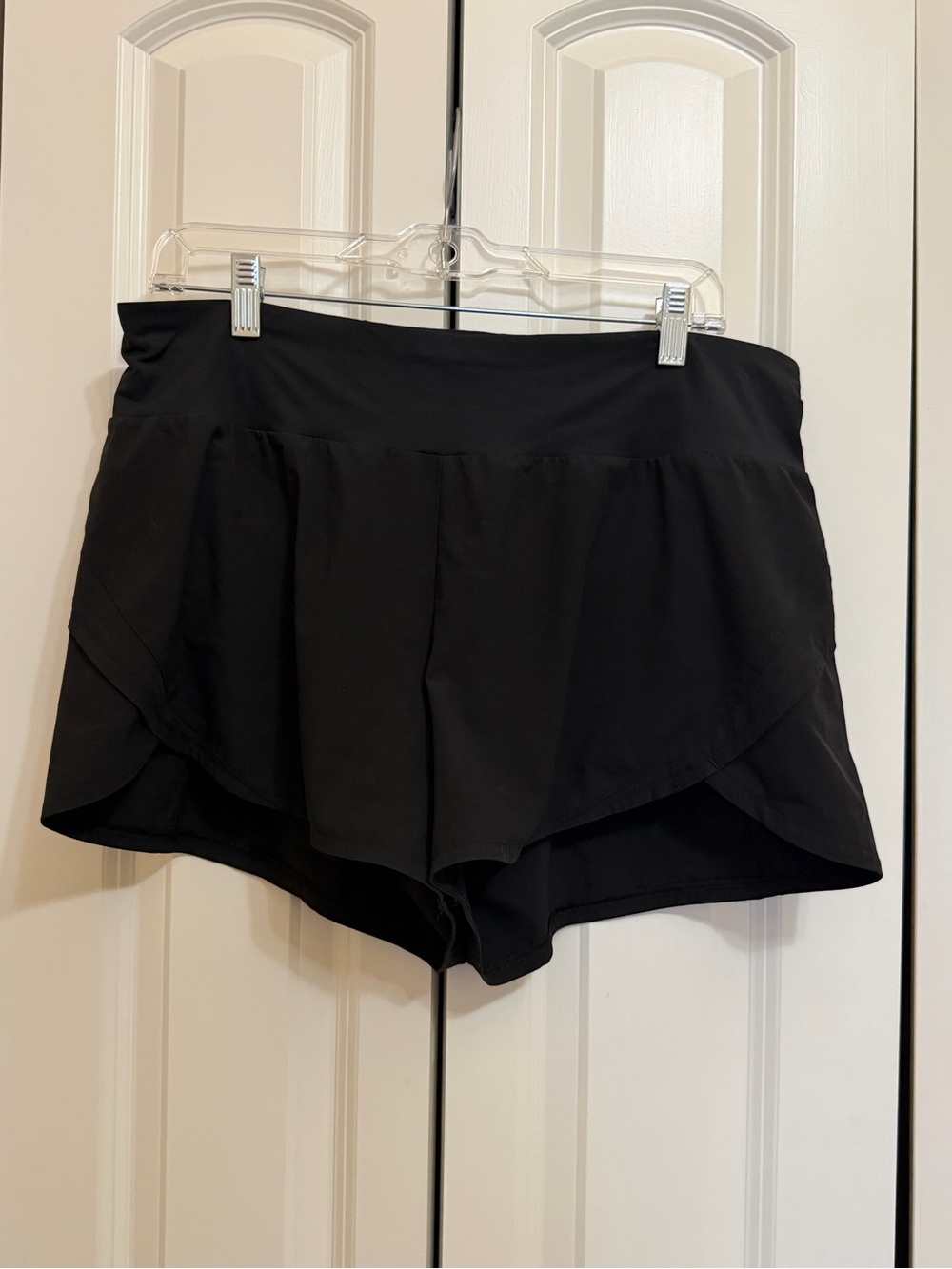 Calia by Carrie Underwood - Women’s Black Flowy Athletic Shorts- large